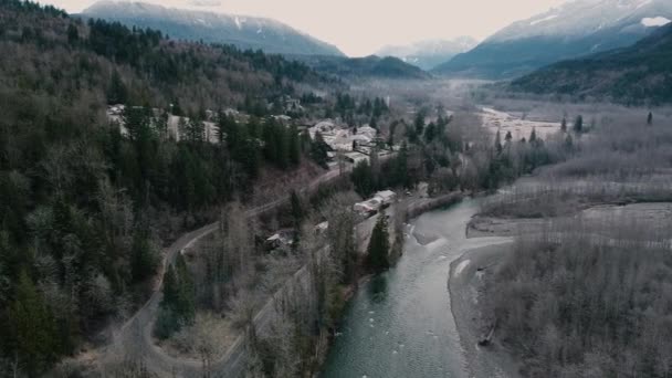 Летать Над Присоединением Рек Серого Леса Осенью Канадской Долине — стоковое видео
