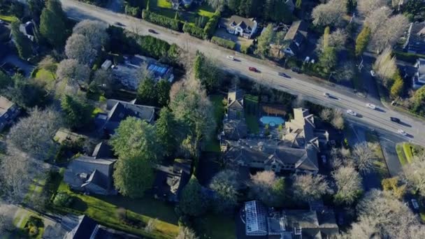 Çevresinde Zengin Evler Olan Otobanın Havadan Görünüşü — Stok video