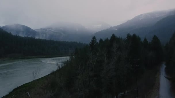 Opening Shot River Surrounding Mountains Foggy Forest — Stock Video