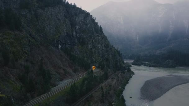 Vista Aérea Del Pequeño Túnel Través Enorme Montaña Río Debajo — Vídeos de Stock