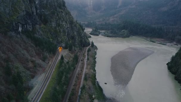 Luftaufnahme Der Eisenbahn Den Tunnel Und Eine Kleine Straße Mit — Stockvideo