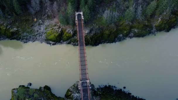 Felülről Lefelé Régi Hídra Lassan Mozgó Folyóval — Stock videók