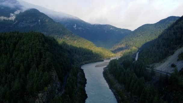 Survolez Rivière Entourée Montagnes Couvertes Arbres Verts — Video