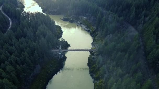 Oude Brug Rivier Naar Beneden Uitzicht Regenachtige Dag — Stockvideo