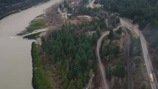 Вид Зверху Соснові Дерева Вітряні Дороги Біля Річки — стокове відео