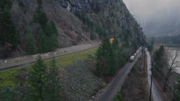 Trem Está Indo Direção Túnel Montanha Com Pequena Estrada Também — Vídeo de Stock