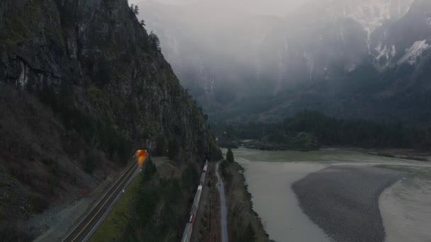 Grandes Montañas Cubiertas Nieve Tren Entrando Túnel — Vídeos de Stock