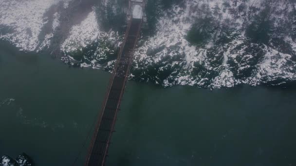 Veduta Aerea Vecchio Ponte Che Attraversa Fiume Durante Mattina Nebbiosa — Video Stock