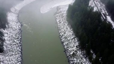 Uç yavaşça akan nehrin üzerinden Sabah sisinin içinden