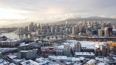 Şehir merkezindeki Vancouver 'ın hava manzarası ve büyük gün batımı ışığında köprü.
