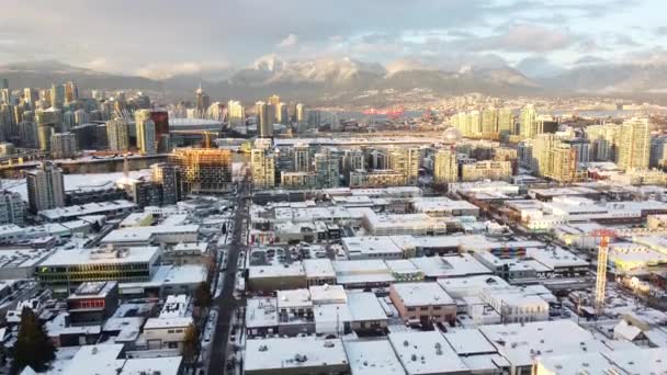 Letecký Pohled Obchodní Budovy Vancouveru Pokryté Sněhem Západem Slunce Horách — Stock video