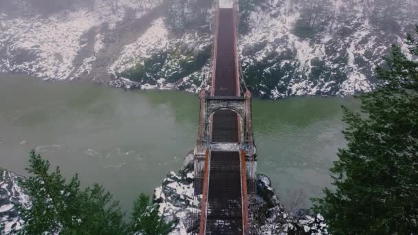 Vista Arriba Hacia Abajo Río Que Mueve Lentamente Con Viejo — Vídeo de stock