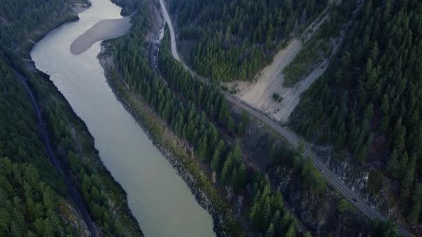 緑の山々に囲まれた川の空中風景 — ストック動画