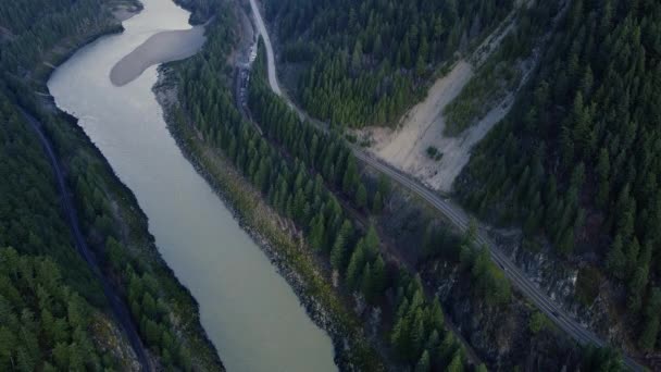 Vista Aérea Rio Rodeado Pelas Montanhas Verdes — Vídeo de Stock