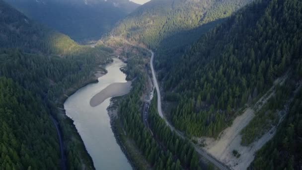 Survolez Rivière Les Grandes Montagnes Environnantes Couvertes Pins Verts — Video