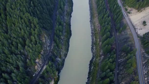 飞过河 两边都有铁路 小路上有卡车经过 — 图库视频影像