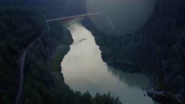 Survolez Rivière Avec Pont Chemin Fer Sur Bord Rivière Entouré — Video