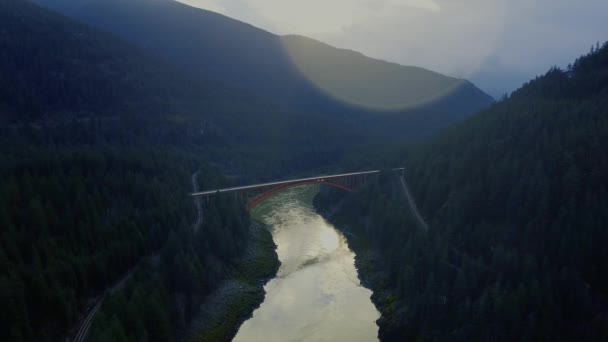 Brücke Über Den Fluss Mit Den Umliegenden Bergen — Stockvideo