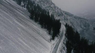 Kanada kış yolunun dağlarla nehir arasındaki açılışı.