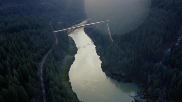 Вид Воздуха Реку Окружении Зеленых Гор Мостом Через Реку — стоковое видео