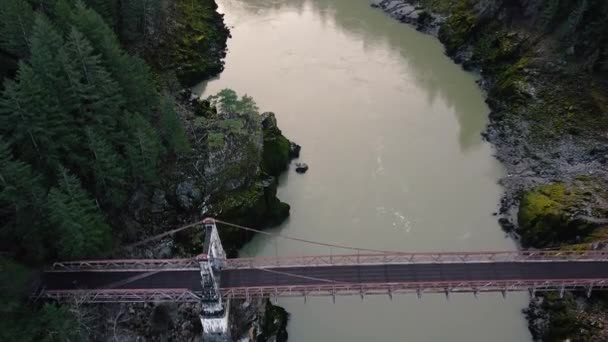 Вид Воздуха Старый Мост Пересекающий Реку Большими Камнями Берегу — стоковое видео