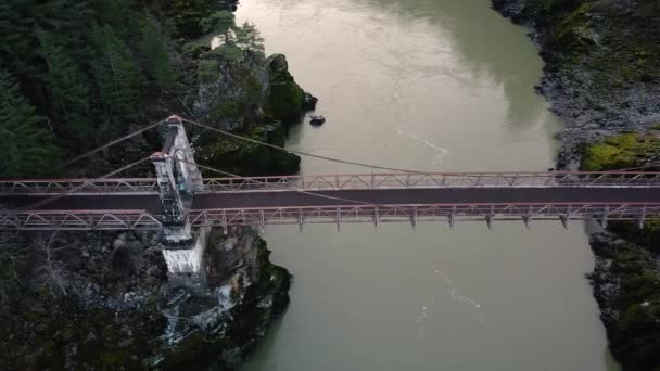 Voar Sobre Rio Com Pequena Pequena Ponte Velha — Vídeo de Stock