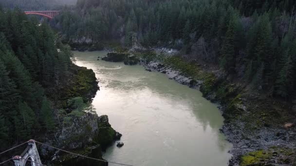 Αεροφωτογραφία Του Αργά Κινούμενου Ποταμού Που Περιβάλλεται Από Βουνά Πράσινα — Αρχείο Βίντεο
