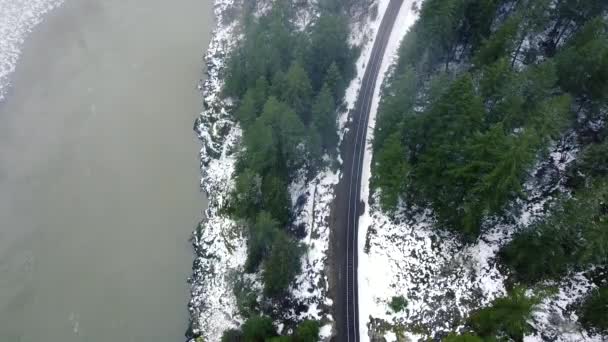 海岸沿いの石と鉄道で川の上からの眺め — ストック動画