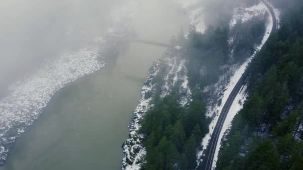 Vue Aérienne Rivière Travers Les Nuages Entourant Forêt Les Pierres — Video