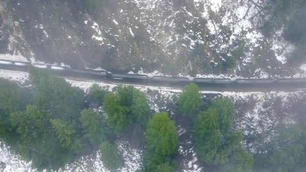 Zwarte Wagens Passeren Achter Wolken Bergen Van British Columbia — Stockvideo