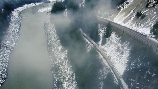 Вид Воздуха Реку Покрытую Утренним Туманом Проходящий Мимо Поезд — стоковое видео