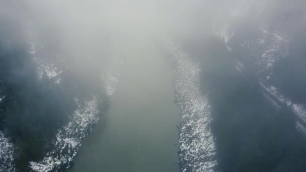 カナダの冬の間 朝の雲に覆われた川のオープニングショット — ストック動画