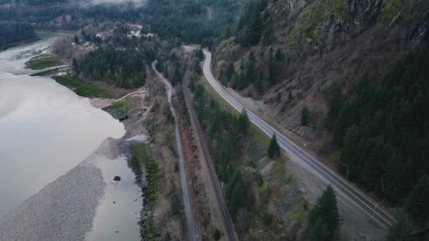 Fly Přes Silnici Železnice Přehled Fraser Údolí Obklopen Nádhernými Horami — Stock video