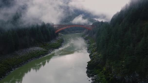 Vista Aérea Rio Nuvens Ponte Velha Entre Montanhas — Vídeo de Stock