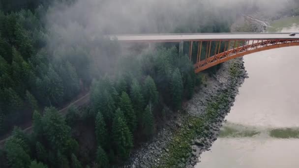 Repülj Hídon Gyorsan Mozgó Autóval Ködös Reggelen Folyóval Erdővel Körülvéve — Stock videók