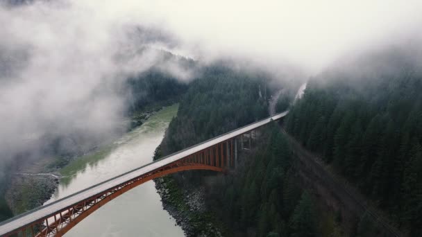 Widok Chmur Nad Rzeką Most Otoczony Zielonym Lasem Górach — Wideo stockowe