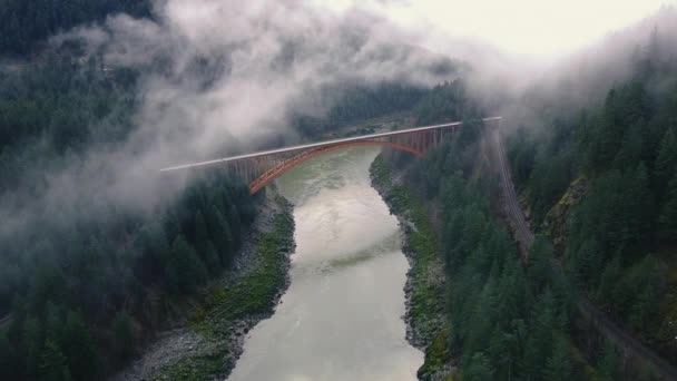 Atas Bawah Melihat Sungai Dengan Jembatan Penyeberangan Dan Kereta Api — Stok Video