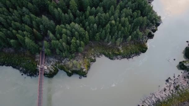 Voe Sobre Ponte Que Cruza Rio Nas Montanhas Canadenses Selvagens — Vídeo de Stock