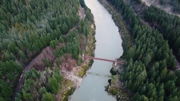 Luftaufnahme Des Flusses Der Brücke Und Der Eisenbahn Malerischen Tal — Stockvideo
