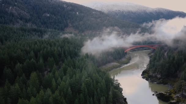 Воздушный Кадр Реки Старый Красный Мост Через Реку Окружающими Горами — стоковое видео