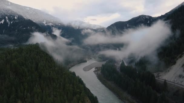 早い川と朝の雲に覆われた周囲の緑の森と雲の谷 — ストック動画