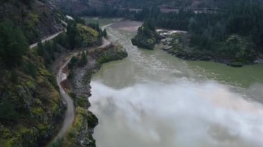 Fraser Nehri 'nin havadan görünüşü ve dağlardaki eski yol.