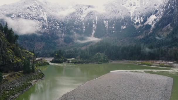 Luftaufnahme Des Flusses Umgeben Von Bergen Mit Kiefernwald Wolken Und — Stockvideo