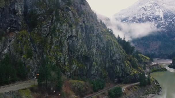 눈덮인 산봉우리들 골짜기에서 서서히 흐르는 — 비디오
