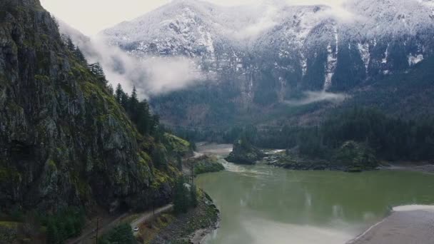 Felsiger Berg Und Die Straße Zum Tunnel — Stockvideo