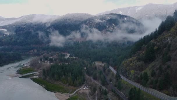 Vlieg Weg Spoorweg Vallei Met Rivier Omliggende Bergen Met Sneeuw — Stockvideo