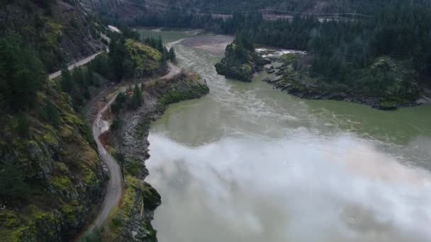 Αεροφωτογραφία Του Ποταμού Fraser Και Του Παλιού Δρόμου Στα Βουνά — Αρχείο Βίντεο