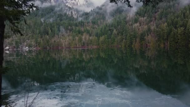 Leť Nad Zrcadlovým Jezerem Směrem Zelenému Žlutému Borovicovému Lesu Horami — Stock video