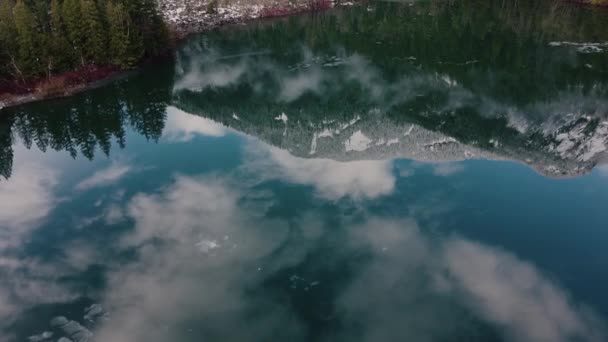 Vista Aérea Las Nubes Reflejándose Lago Claro Con Bosque Circundante — Vídeos de Stock