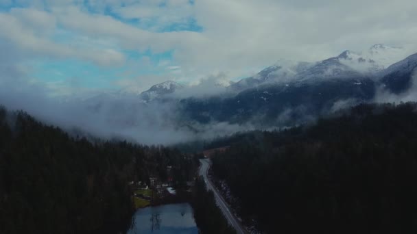Επική Θέα Των Βουνών Χαμηλά Σύννεφα Και Ένα Μικρό Δρόμο — Αρχείο Βίντεο